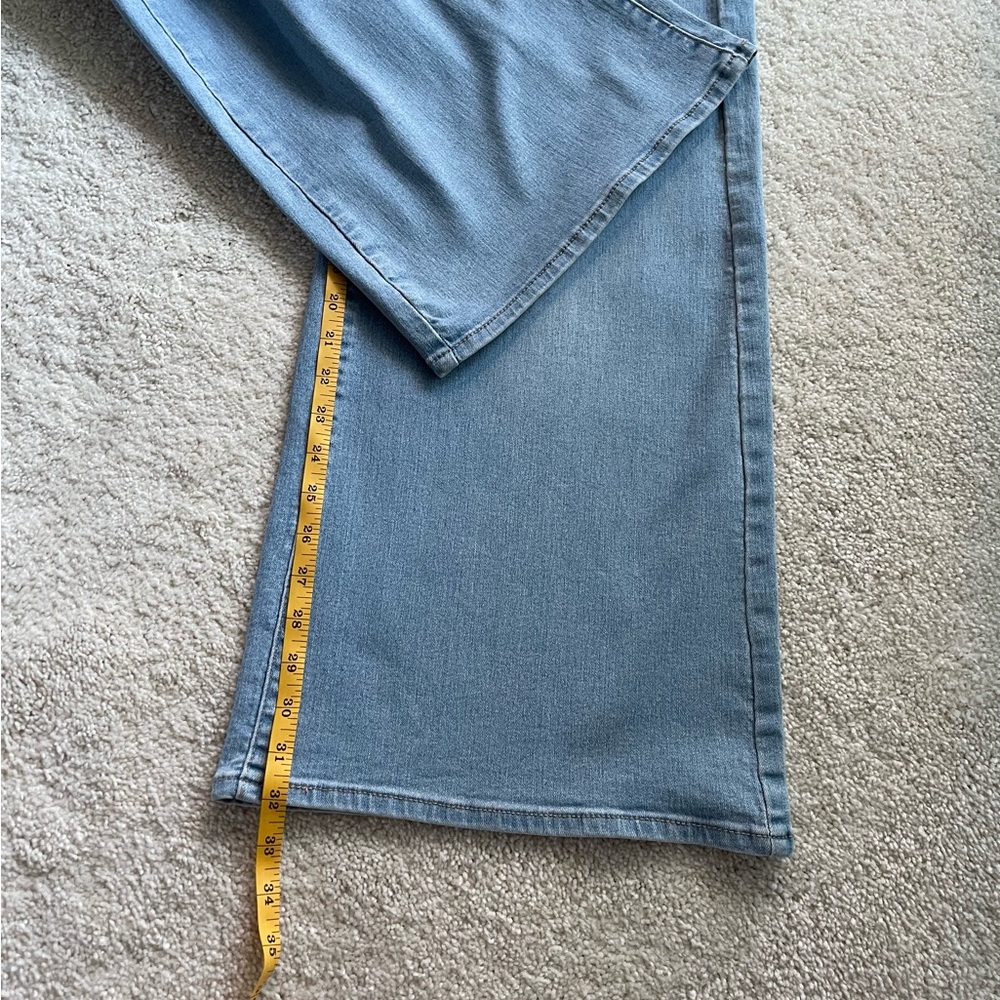 NWT Levi’s 318 Shaping Wide Leg Light Wash Size 28/32 - Picture 12 of 14
